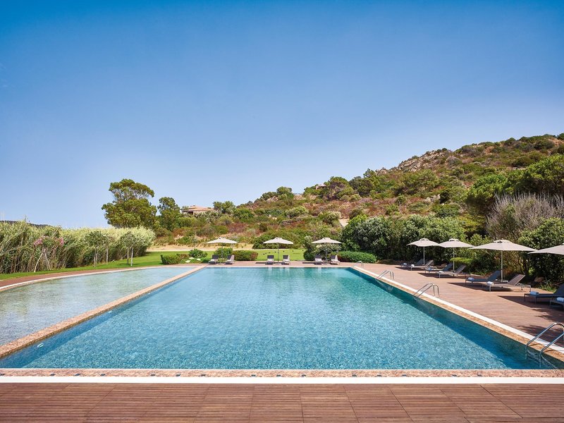 Urlaub im Baia di Chia Resort Sardinia, Curio Collection by Hilton - hier günstig online buchen